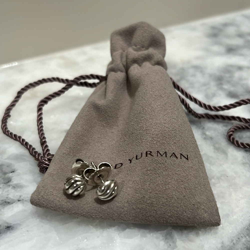 Authentic David Yurman Sculpted Cable Stud Earrings
Sterling Silver, 8mm